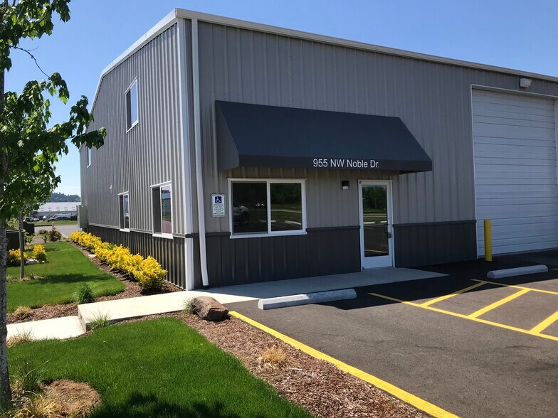 955 NW Noble Dr, Estacada, OR à vendre - Photo du bâtiment - Image 2 de 16