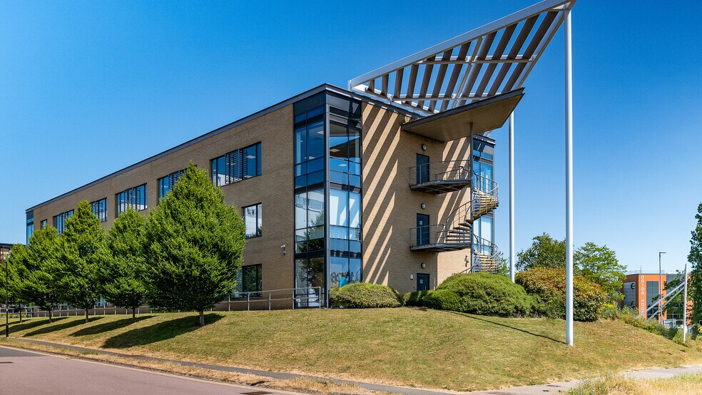 Bessemer Rd, Welwyn Garden City à louer - Photo du bâtiment - Image 1 de 13