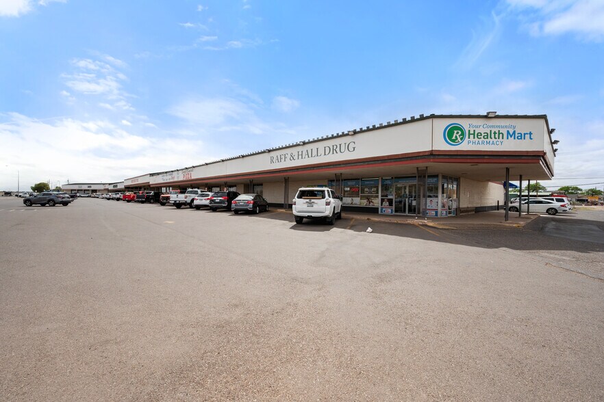 3400 Blk Of Ave H, Lubbock, TX à louer - Photo du bâtiment - Image 2 de 15