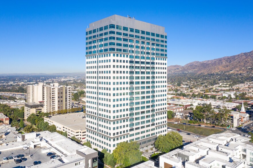 655 N Central Ave, Glendale, CA à louer - Photo du bâtiment - Image 1 de 15