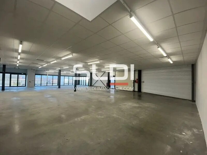 Retail in Genay for lease Interior Photo- Image 1 of 8