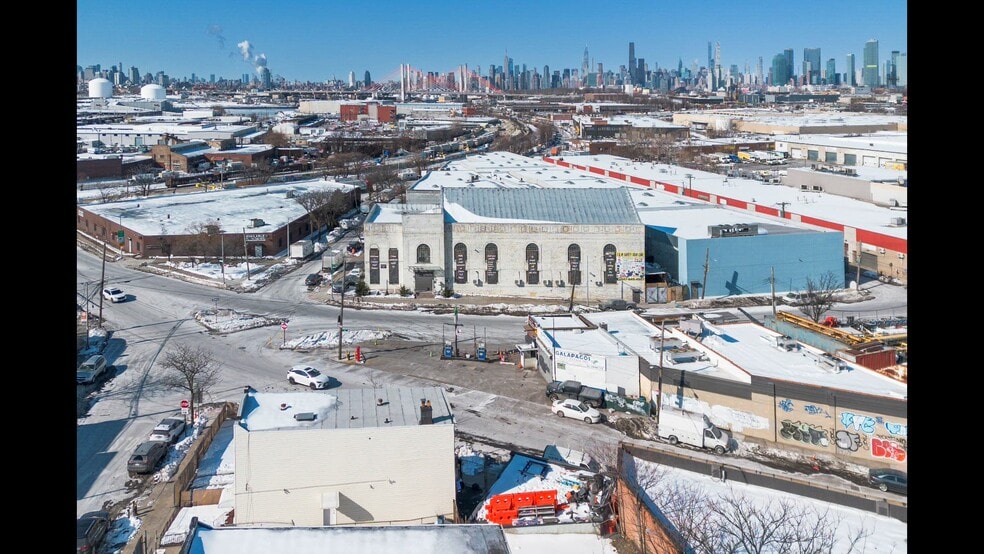 5670 58th St, Maspeth, NY à vendre - Vidéo aérienne - Image 2 de 42