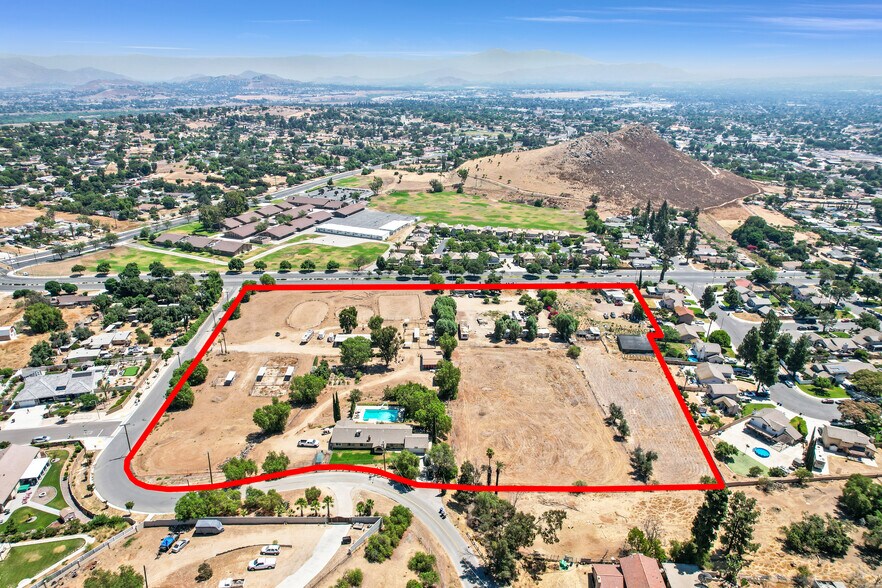 11130 Alhambra Ave, Riverside, CA à vendre - Photo du bâtiment - Image 2 de 3