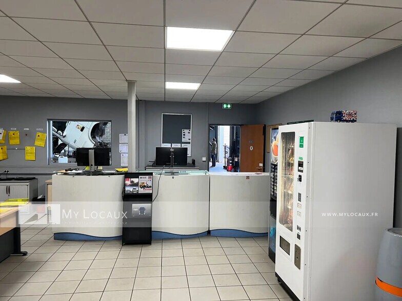 Industrial in Pierrelaye for lease - Interior Photo - Image 2 of 8