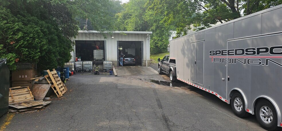 50-52 Miry Brook Rd, Danbury, CT à louer - Photo du bâtiment - Image 2 de 8