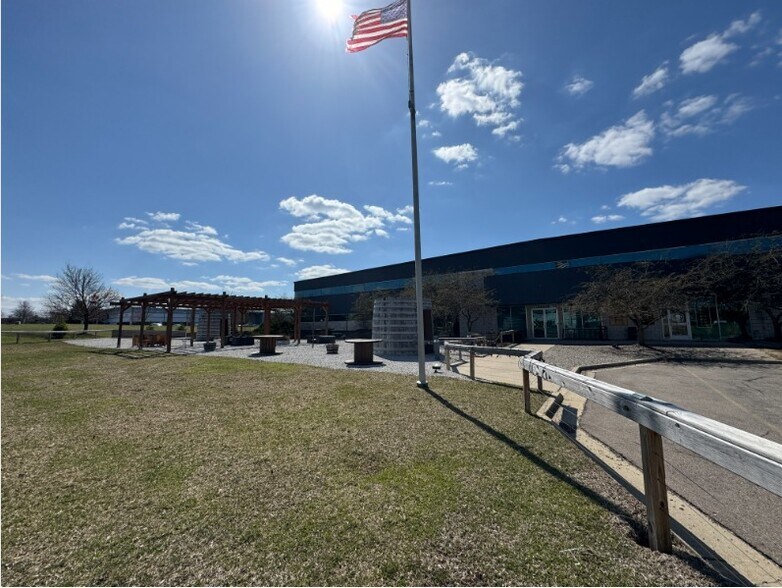 2319 Bishop Cir E, Dexter, MI à louer - Photo du bâtiment - Image 2 de 8