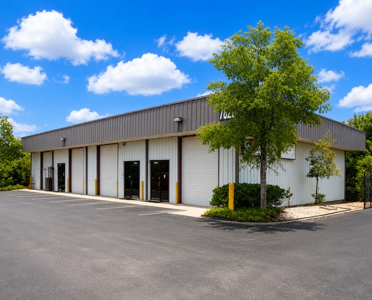 7818 Causeway Blvd, Tampa, FL for lease - Building Photo - Image 2 of 7