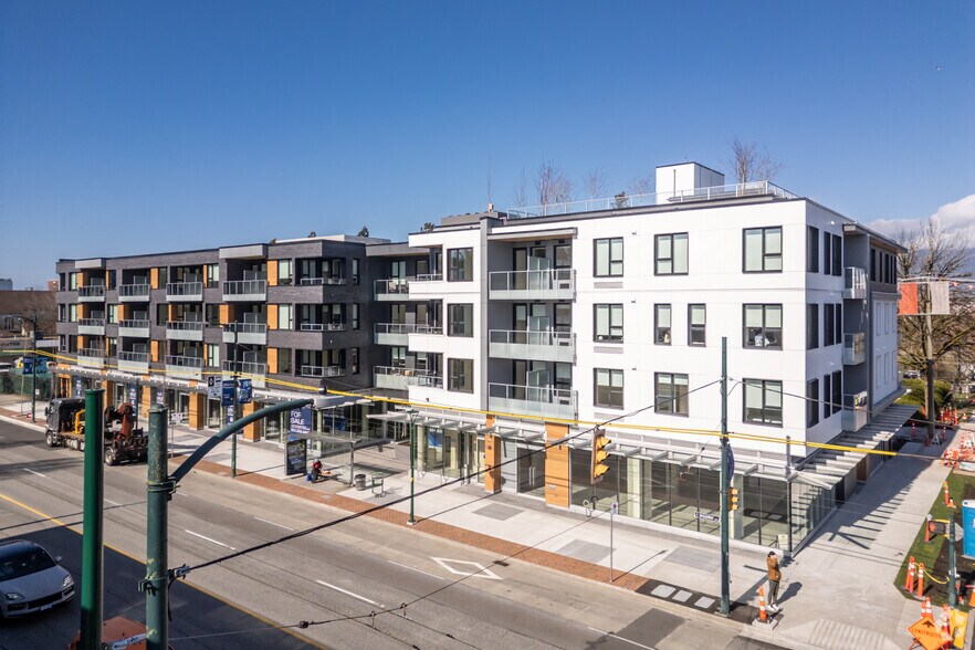 451-471 E Broadway, Vancouver, BC à vendre - Photo du bâtiment - Image 2 de 9