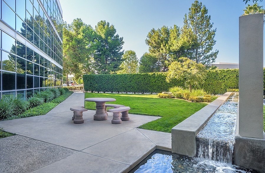 1 Venture, Irvine, CA à louer - Photo du bâtiment - Image 3 de 10