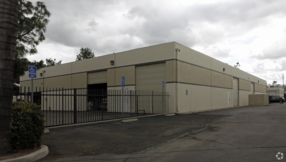 766-776 S Gifford Ave, San Bernardino, CA à louer - Photo du bâtiment - Image 2 de 3