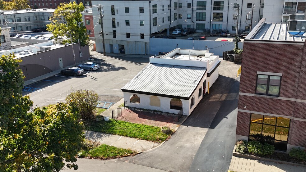 531 N Walnut St, Bloomington, IN à louer - Photo du bâtiment - Image 2 de 9