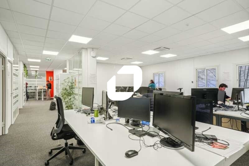 Office in Levallois-Perret for lease - Interior Photo - Image 1 of 9