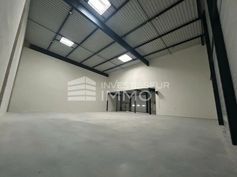 Bureau dans Osny à louer - Photo du bâtiment - Image 3 de 8