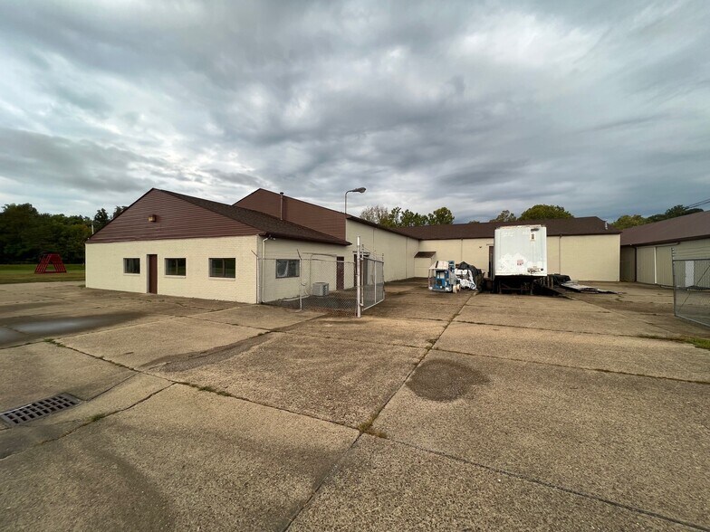 1321 DuPont Rd, Parkersburg, WV à louer - Photo du bâtiment - Image 2 de 21
