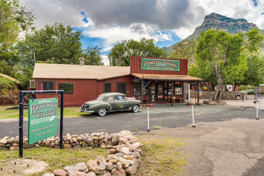Portal Peak Lodge, Store & Cafe 2.8acres portefeuille de 3 propriétés à vendre sur LoopNet.ca - Photo du bâtiment - Image 2 de 18