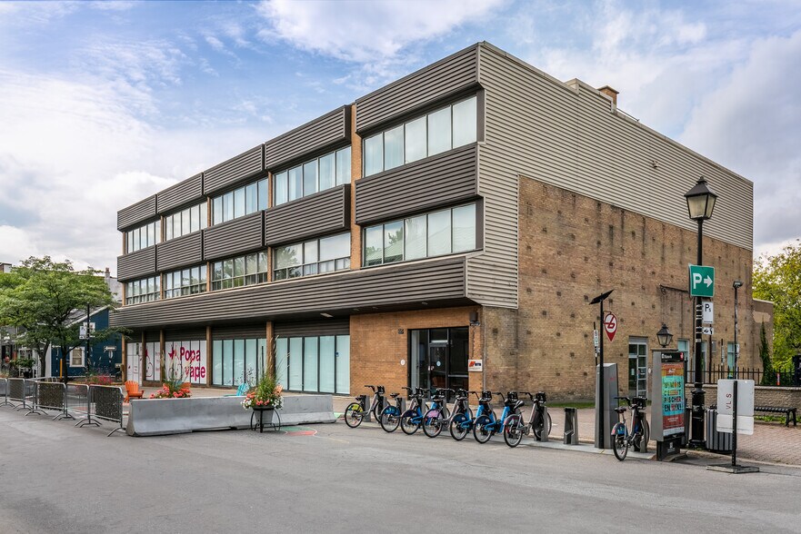 85 Rue Saint-Charles O, Longueuil, QC à louer - Photo du bâtiment - Image 2 de 12