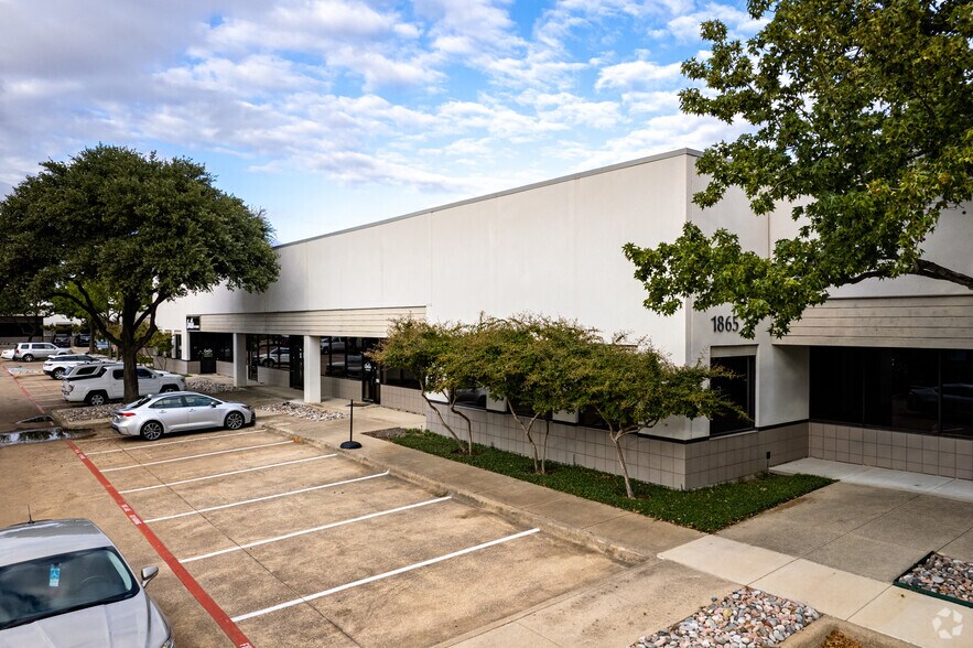 1865 Summit Ave, Plano, TX à louer - Photo du bâtiment - Image 2 de 4