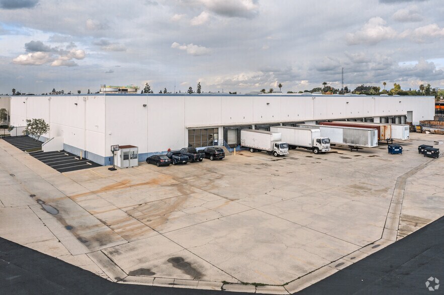 15500 Phoebe Ave, La Mirada, CA à louer - Photo du bâtiment - Image 3 de 20
