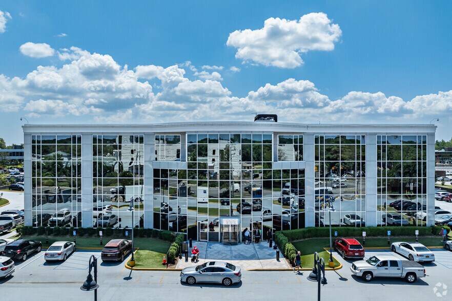 1999 Marcus Ave, New Hyde Park, NY à louer - Photo du bâtiment - Image 2 de 4