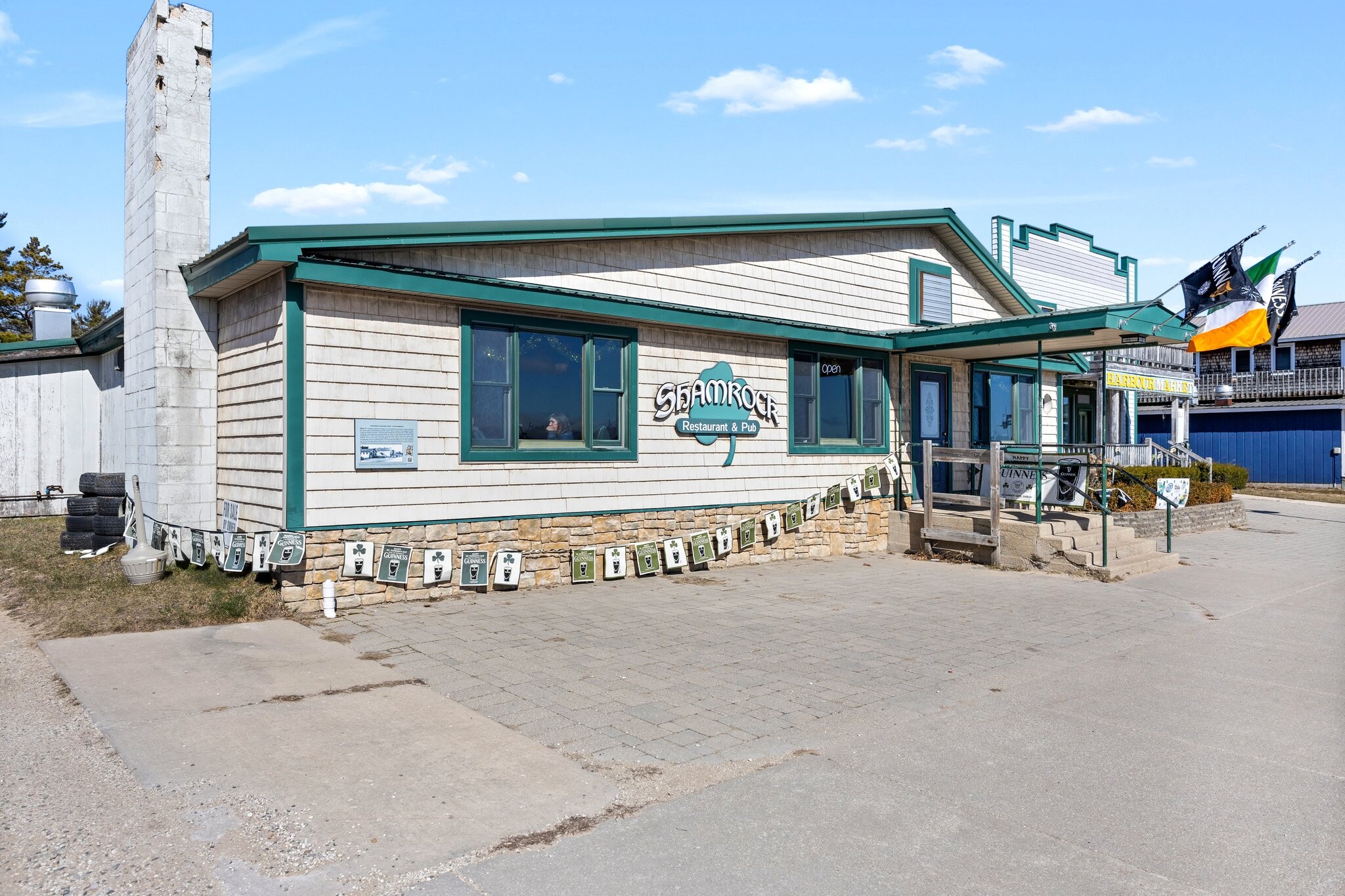 Beaver Island Bar and Restaurant portefeuille de 2 propriétés à vendre sur LoopNet.ca Photo du bâtiment- Image 1 de 130