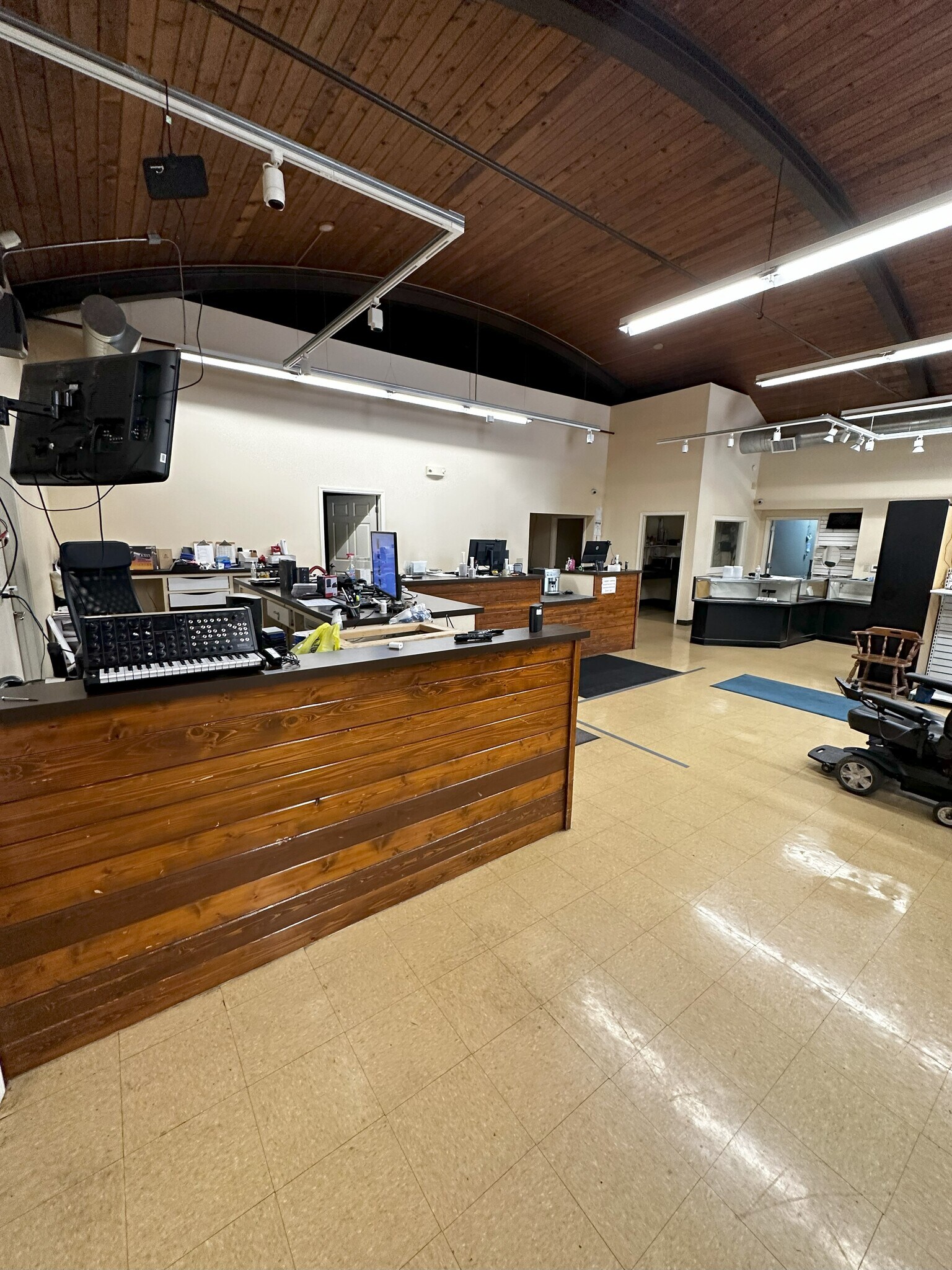 5225 NE Chouteau Tfwy, Kansas City, MO for lease Interior Photo- Image 1 of 17