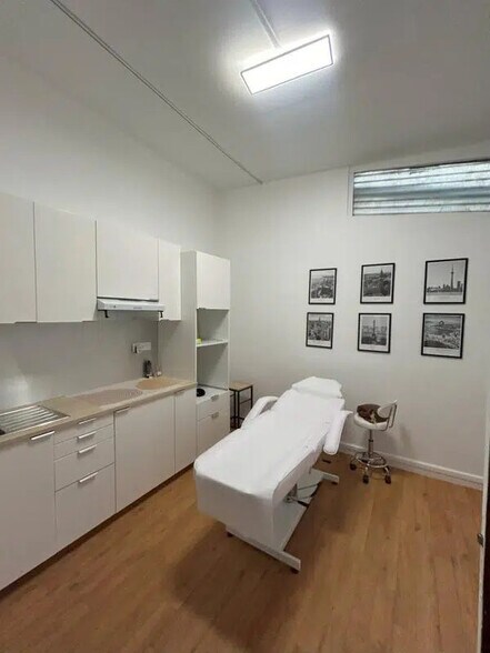 Retail in Paris for sale - Interior Photo - Image 3 of 4