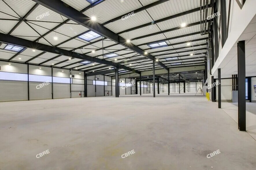 Bureau dans Le Bourget à louer - Photo du bâtiment - Image 2 de 13