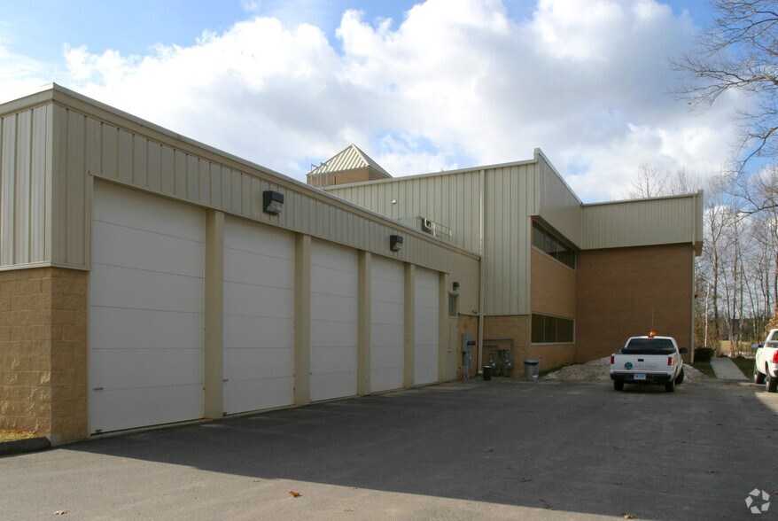 37 Northwest Dr, Plainville, CT à louer - Photo du bâtiment - Image 3 de 10