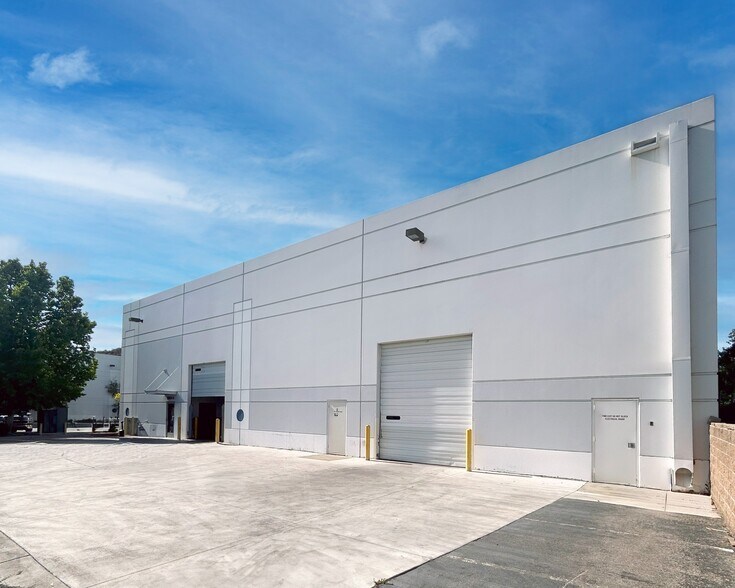 28034 Industry Dr, Valencia, CA à louer - Photo du bâtiment - Image 2 de 9