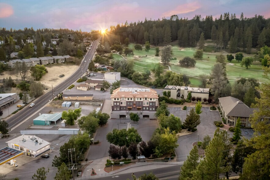 900 E Main St, Grass Valley, CA à vendre - Photo du bâtiment - Image 3 de 18