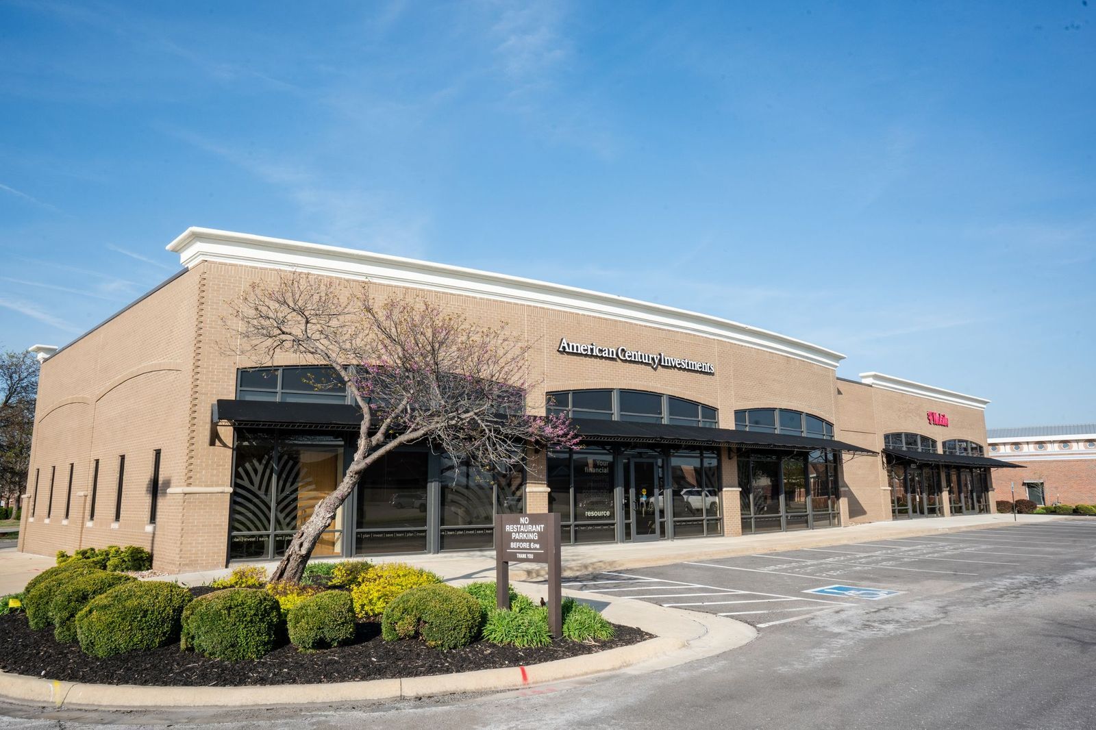 4907-4917 Town Center Dr, Leawood, KS for lease Primary Photo- Image 1 of 14