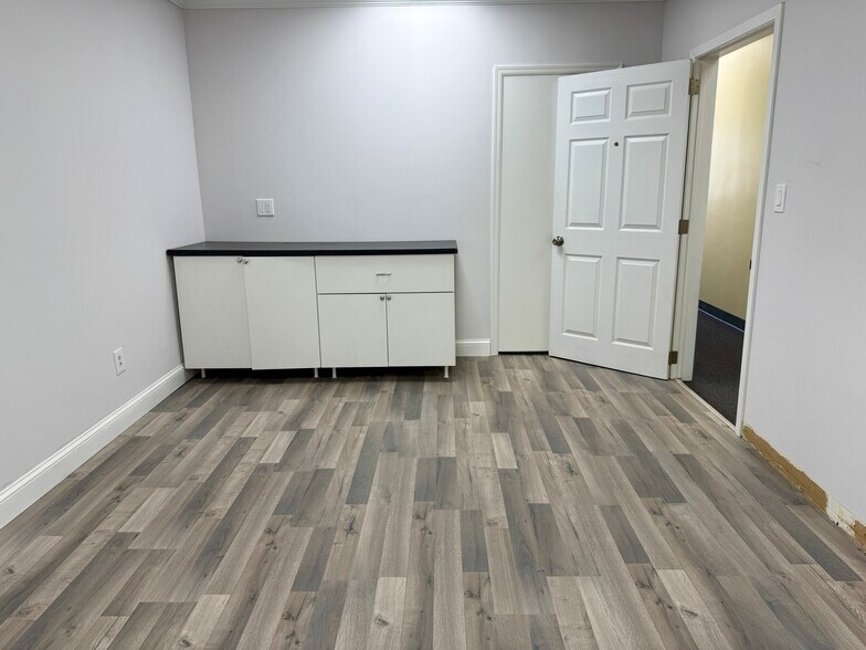 44 Atlantic Ave, Lynbrook, NY à louer - Photo du bâtiment - Image 2 de 7