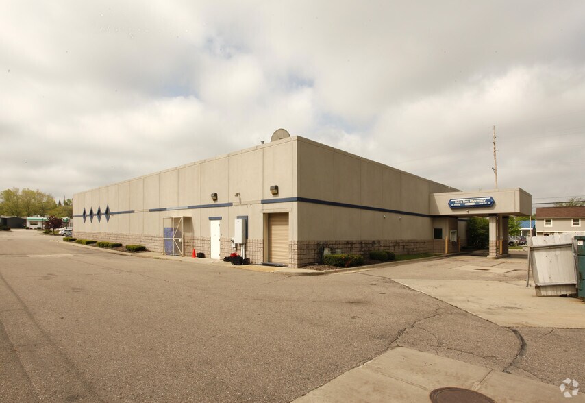 1002 E Grand River Ave, Howell, MI à vendre - Photo du bâtiment - Image 2 de 2