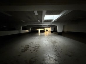 Retail in Marseille for lease Building Photo- Image 2 of 6