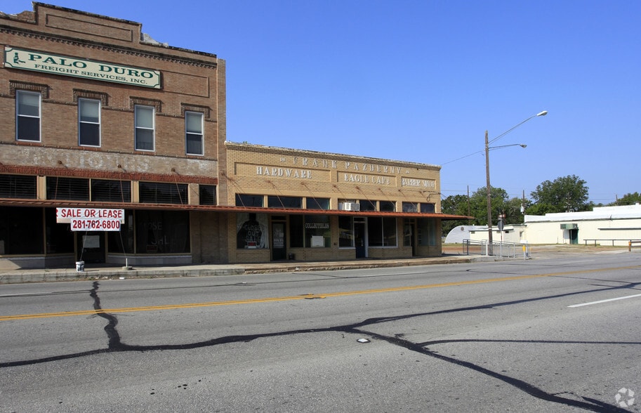 6325 Commerce St, Wallis, TX for lease - Building Photo - Image 2 of 2