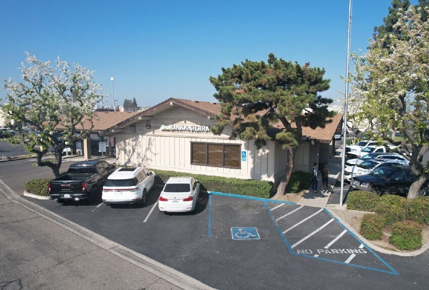2515 S Mooney Blvd, Visalia, CA à vendre - Photo du bâtiment - Image 2 de 3