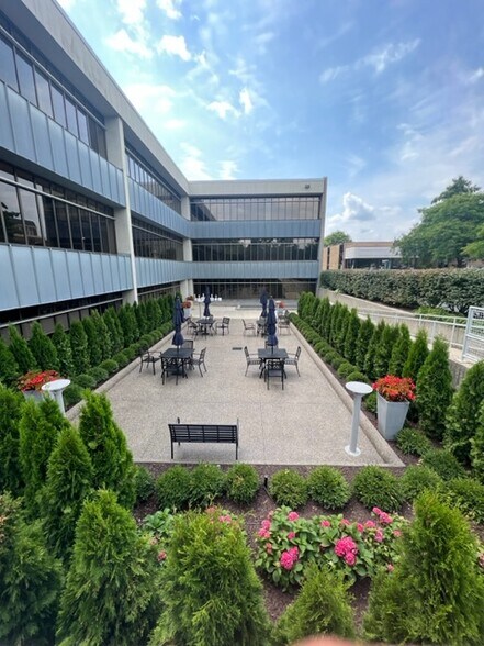 36800 Woodward Ave, Bloomfield Hills, MI à louer - Photo du bâtiment - Image 2 de 11