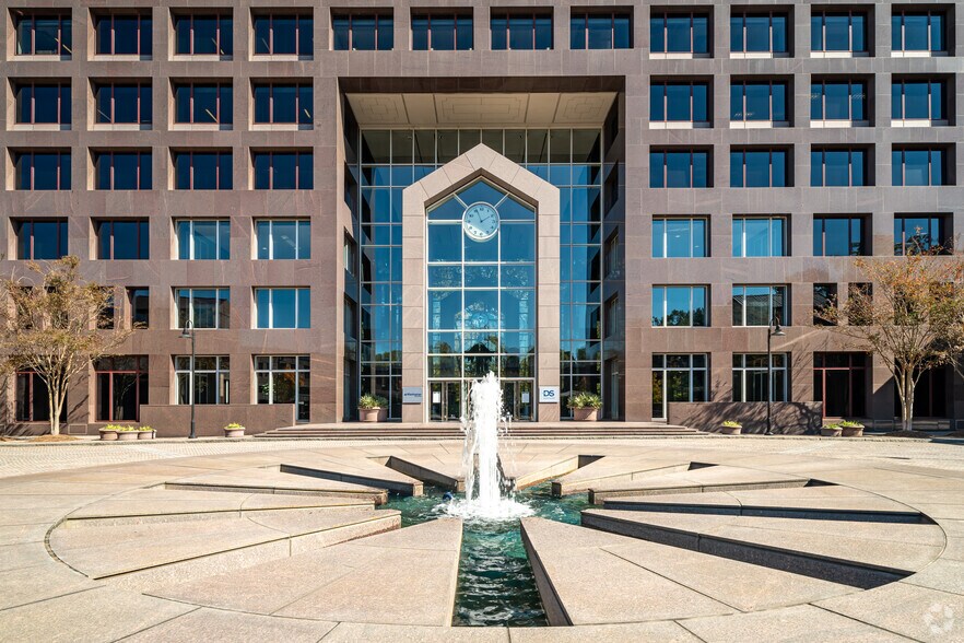 2300 Windy Ridge Pkwy SE, Atlanta, GA à louer - Photo du bâtiment - Image 2 de 9