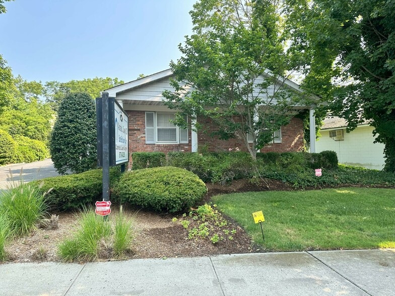 445 Main St, Center Moriches, NY for sale - Building Photo - Image 3 of 41