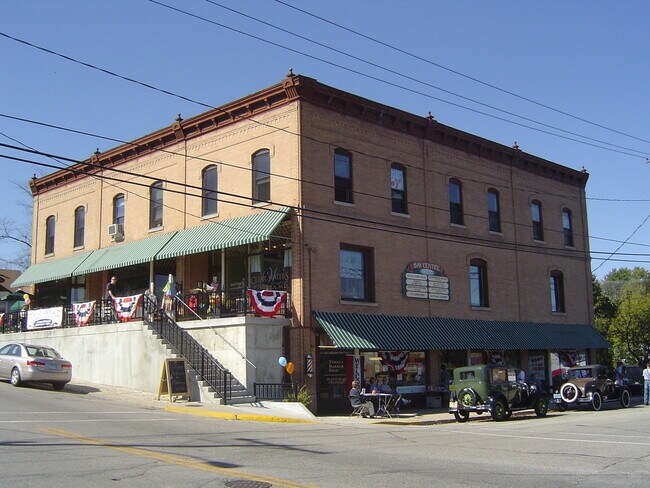 More details for 22 Geneva St, Williams Bay, WI - Retail for Sale