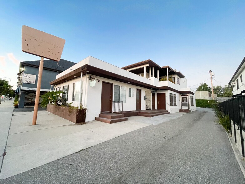 2362 Westwood Blvd, Los Angeles, CA à louer - Photo du bâtiment - Image 3 de 4
