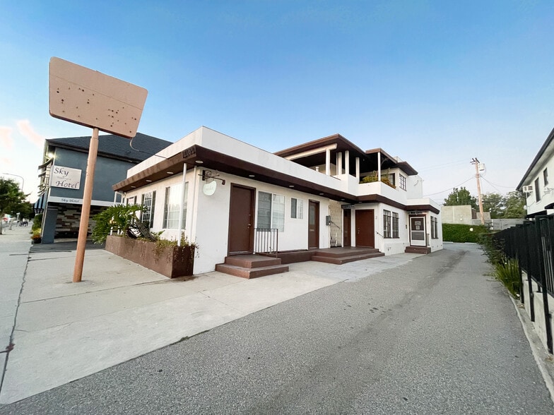 2362 Westwood Blvd, Los Angeles, CA à louer - Photo du bâtiment - Image 3 de 4