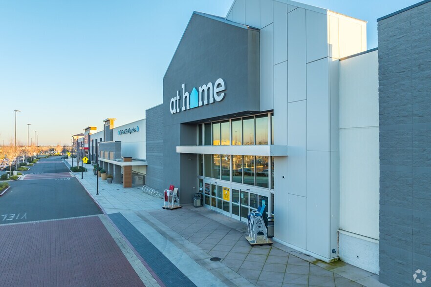 8320 Delta Shores Cir S, Sacramento, CA à vendre - Photo du bâtiment - Image 2 de 12