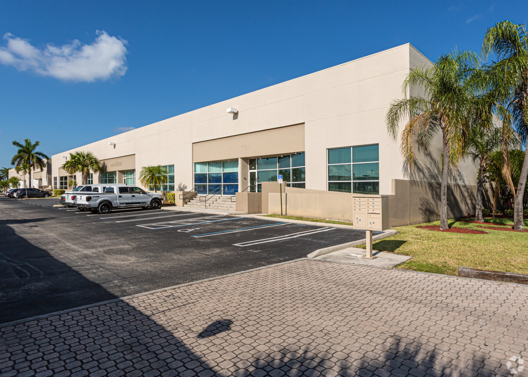 7501-7521 NW 52nd St, Miami, FL à louer Photo du bâtiment- Image 1 de 33