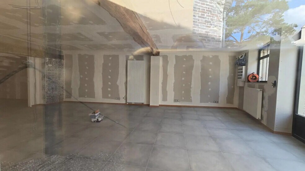 Retail in Dreux for lease - Interior Photo - Image 2 of 9