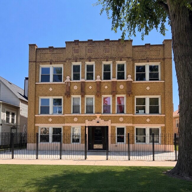 Plus de détails pour 2209 N Mango Ave, Chicago, IL - Multi-résidentiel à vendre