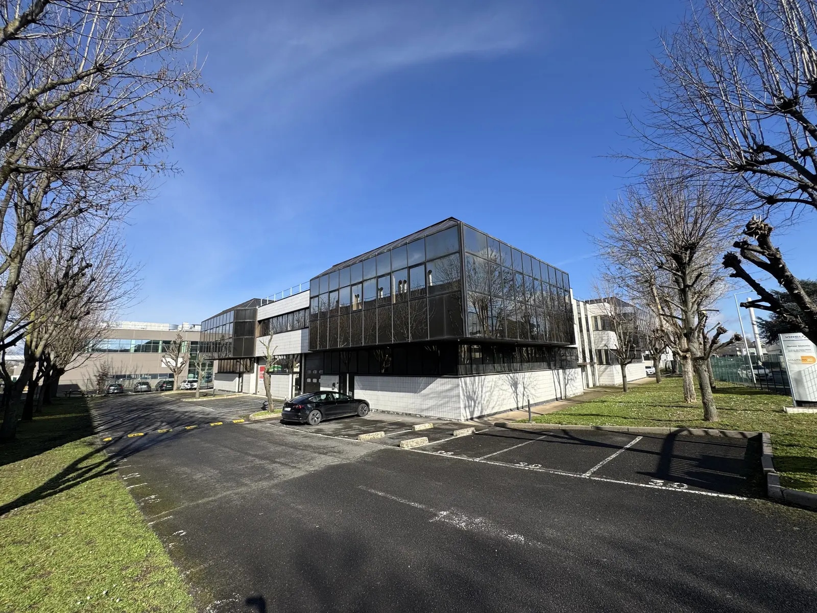 Flex in Nanterre for lease Building Photo- Image 1 of 11