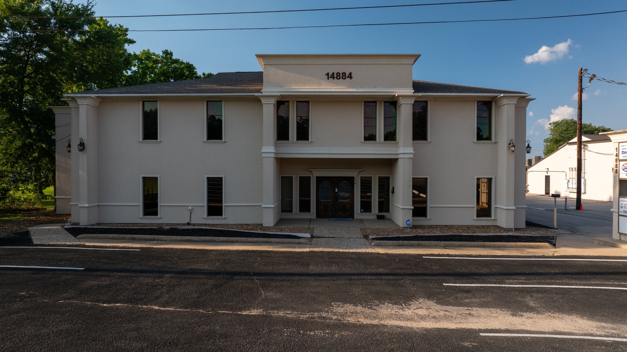 14884 & 14888 Hwy 105 - Lake Conroe portfolio of 2 properties for sale on LoopNet.ca Primary Photo- Image 1 of 3