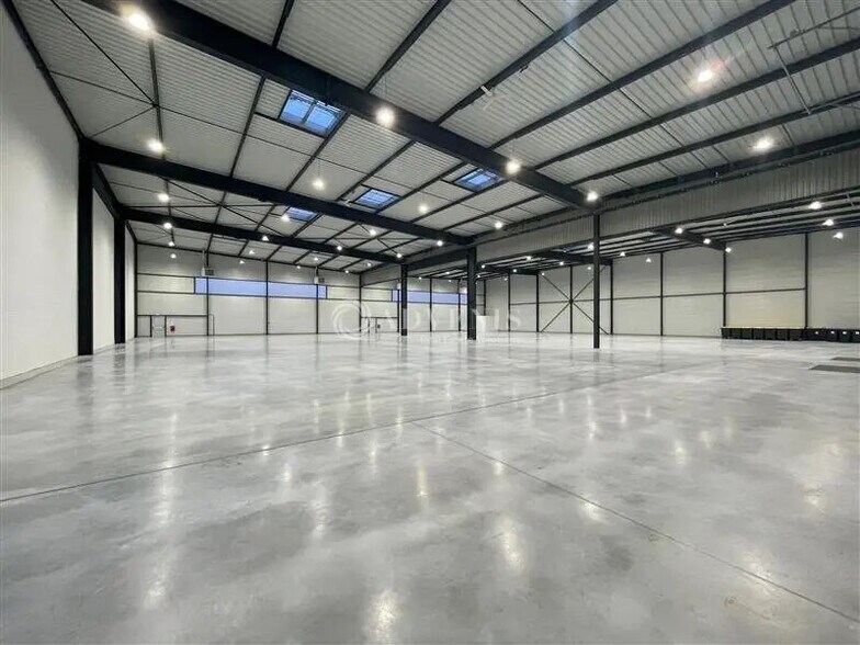 Industrial in Le Bourget for lease - Interior Photo - Image 2 of 11