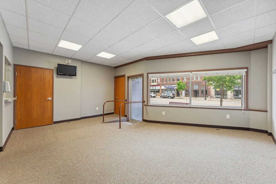 223 E Main St, Reedsburg, WI à vendre - Photo du bâtiment - Image 3 de 47